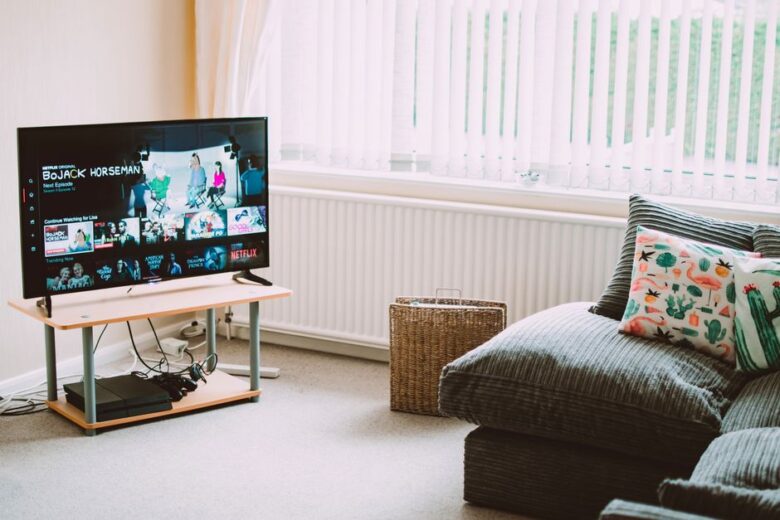 Stijlvol 160 cm tv meubel in een moderne woonkamer met accessoires voor een strak interieur.